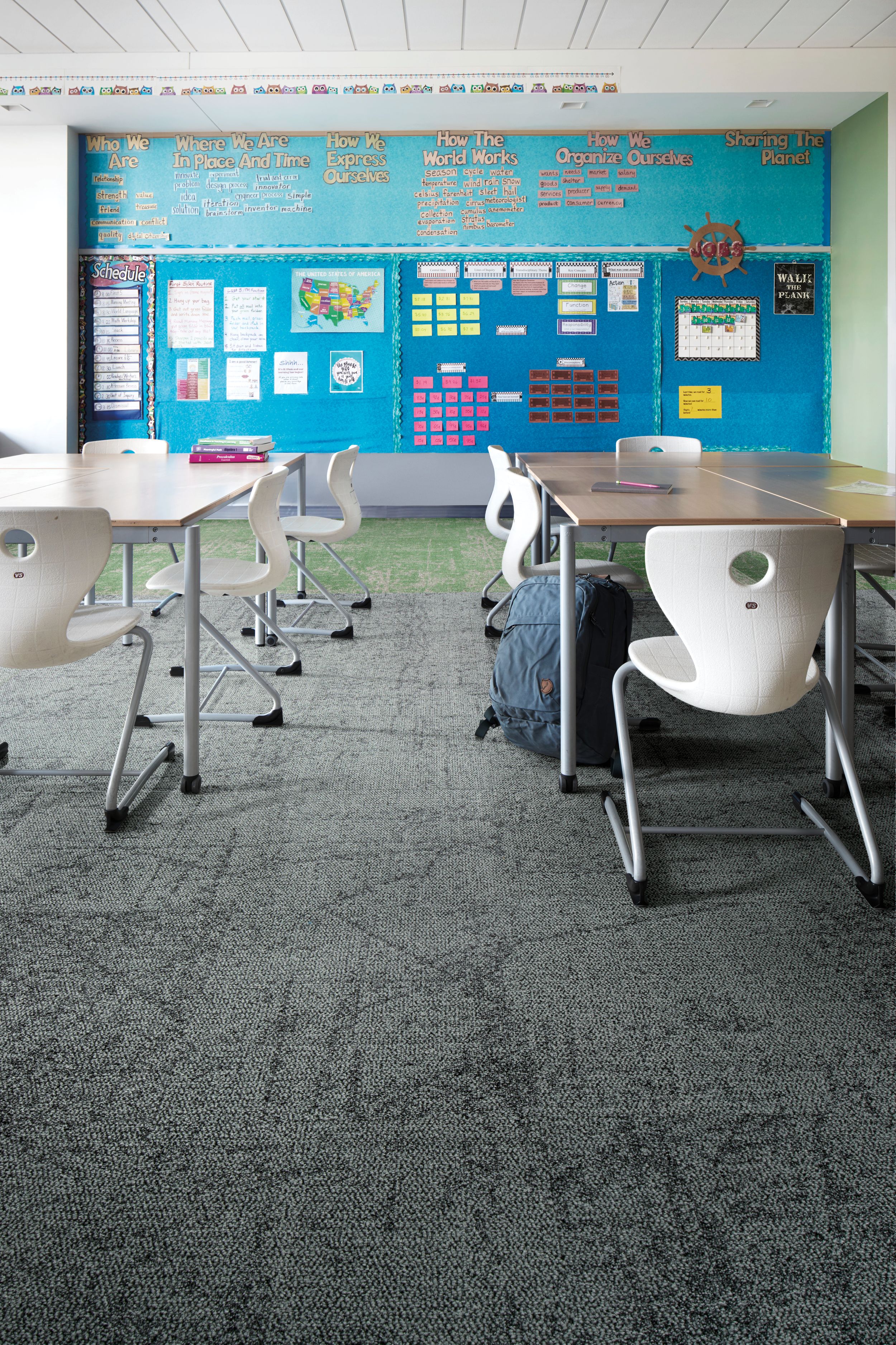 Interface Ice Breaker carpet tile in classroom with two tables surrounded by white chairs 图像编号 3